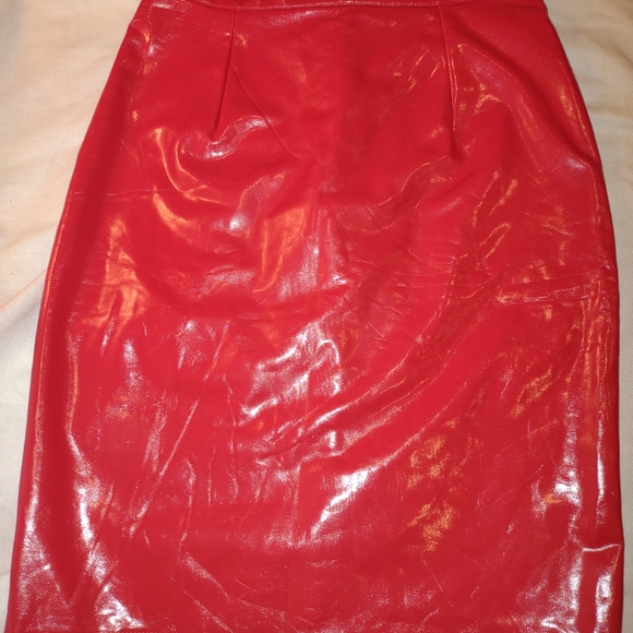RED PATENT LEATHER SKIRT SIZE SMALL - Picture 4 of 5
